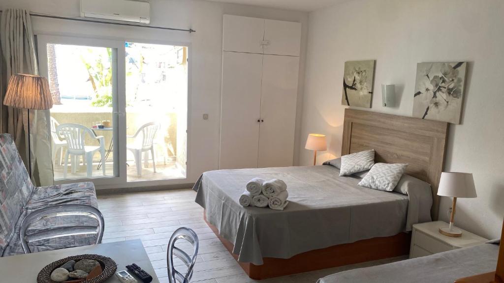 un dormitorio con una cama y una sala de estar en Benal Beach resort pools&slides are already open, en Benalmádena