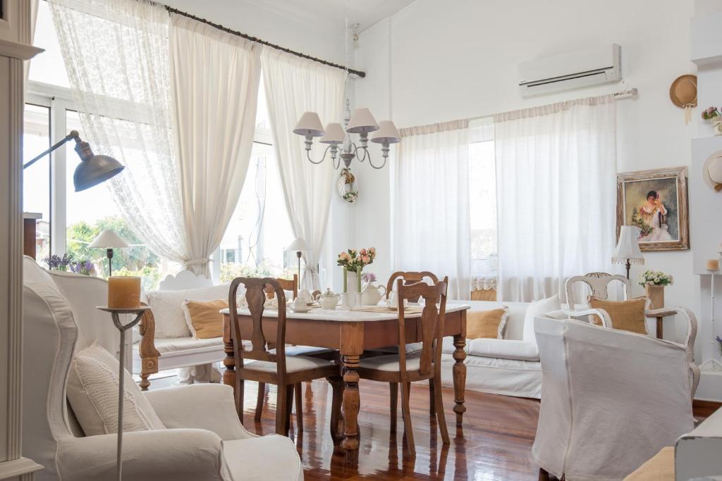 uma sala de jantar com mesa e cadeiras em Unique house by the sea em Paralía Proastíou