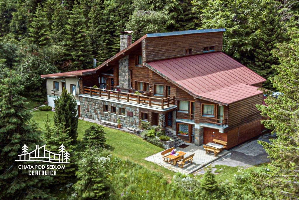 an aerial view of a log home with a roof at Chata pod Sedlom Čertovica in Liptovská Sielnica