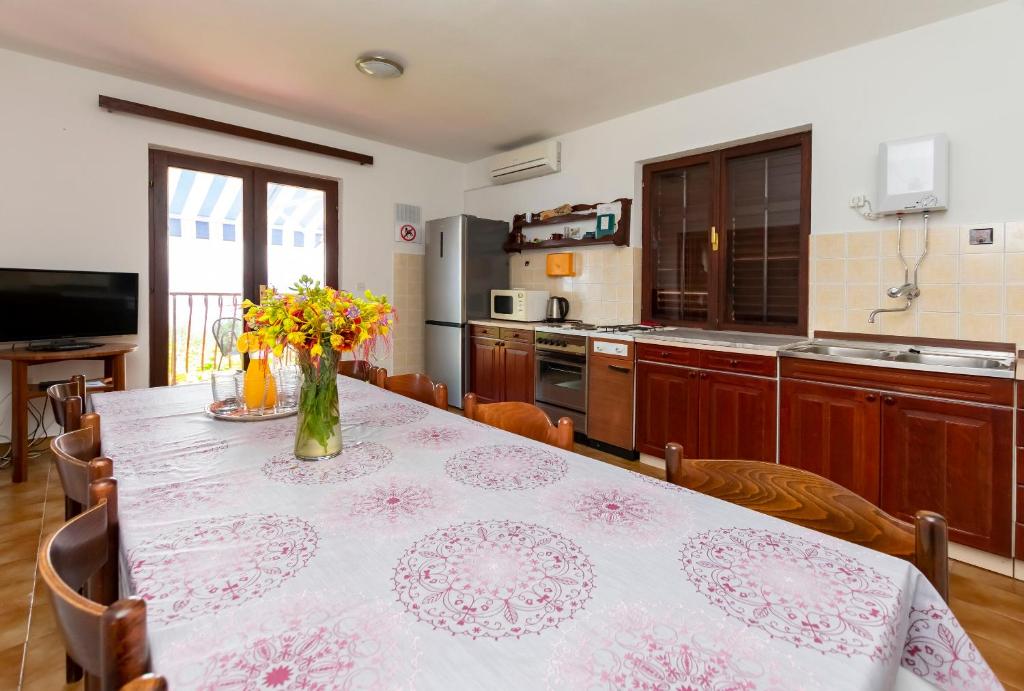 Kuchyň nebo kuchyňský kout v ubytování Apartments Djani