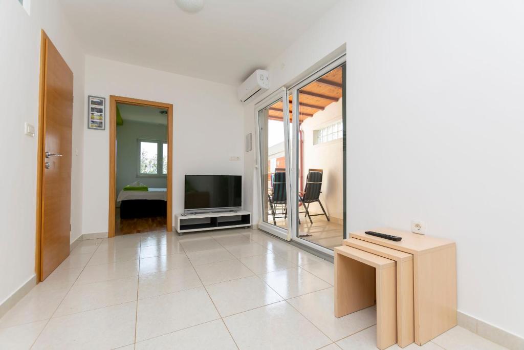 TV a/nebo společenská místnost v ubytování Apartments Djani