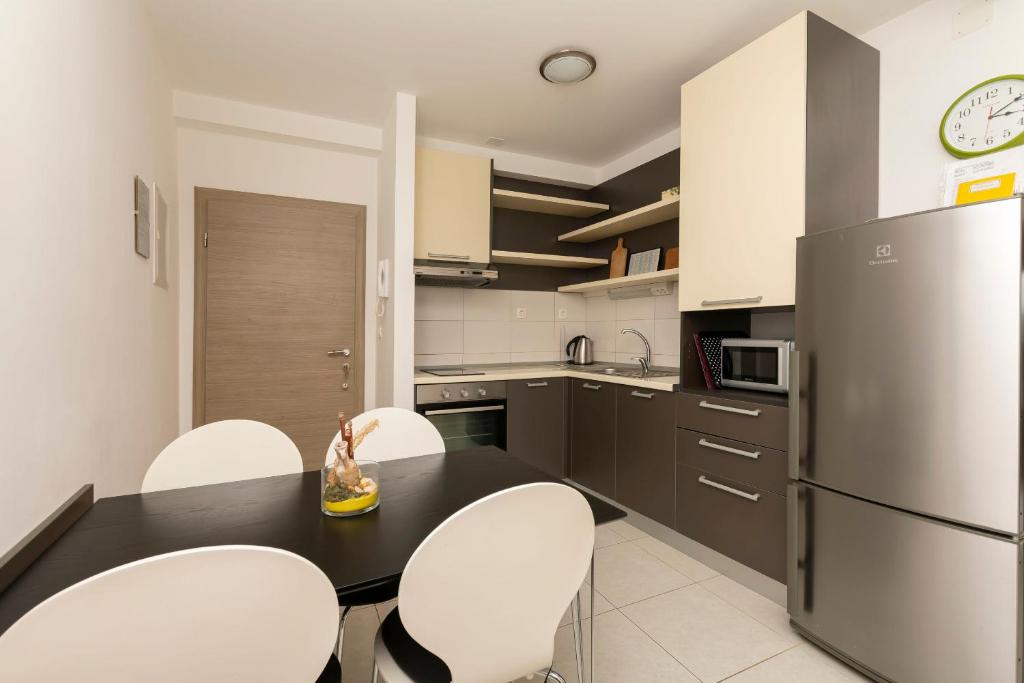 Kuchyň nebo kuchyňský kout v ubytování Apartments Djani