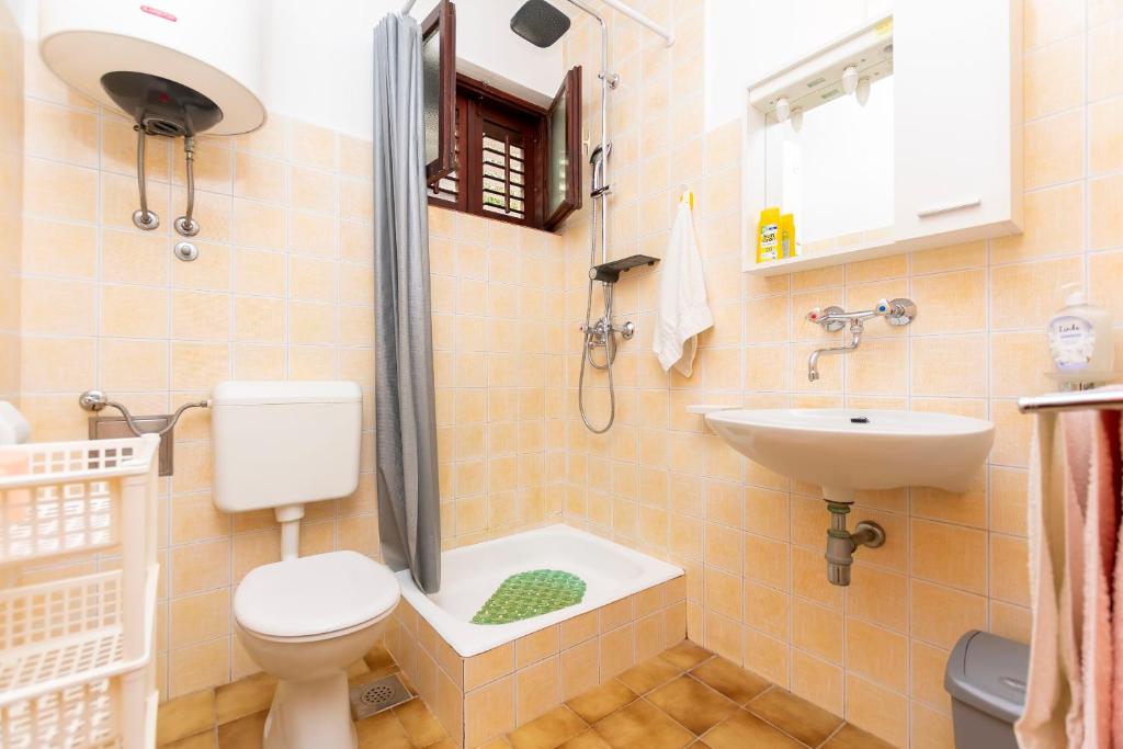 Koupelna v ubytování Apartments Djani