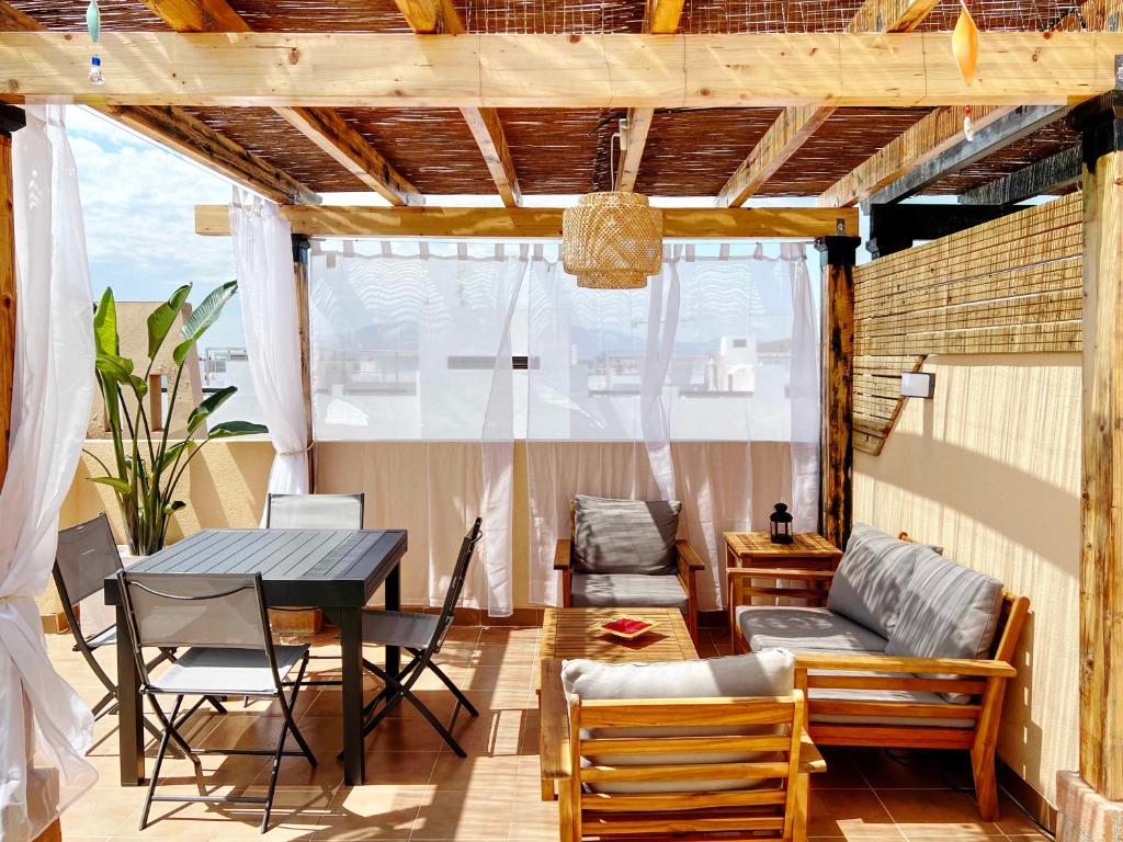 a screened in porch with a table and chairs at BORA BORA Ático con piscina privada en Vera Paraíso in Vera