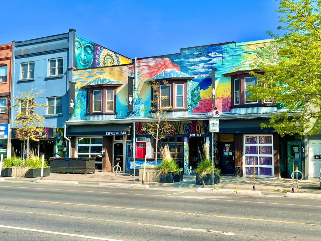 un edificio con una pintura en una calle en The Only Backpacker's Inn en Toronto
