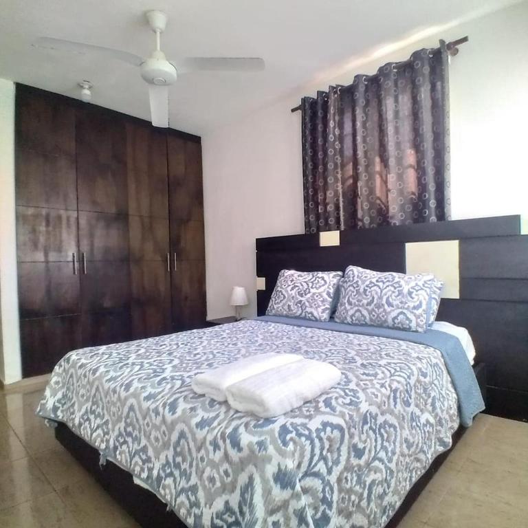 Un pat sau paturi într-o cameră la Aparta Hotel Ana Luis