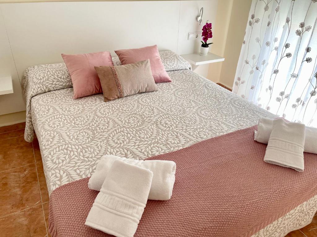 Postel nebo postele na pokoji v ubytování Atico Duplex PARAISO VERA Playa PISCINA PRIVADA