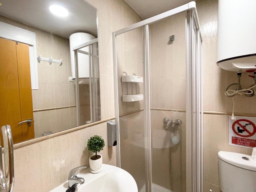 Koupelna v ubytování Atico Duplex PARAISO VERA Playa PISCINA PRIVADA