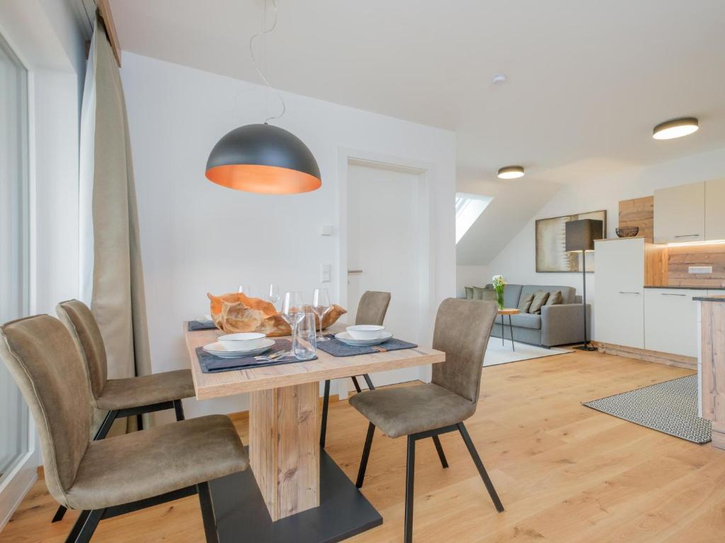 comedor con mesa de madera y sillas en Ski-Nature Apartment Lungau en Mauterndorf