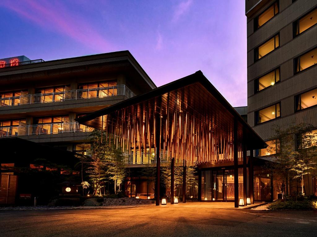 un bâtiment avec un bâtiment dans l'établissement Yukai Resort Premium Hotel Fugetsu, à Beppu