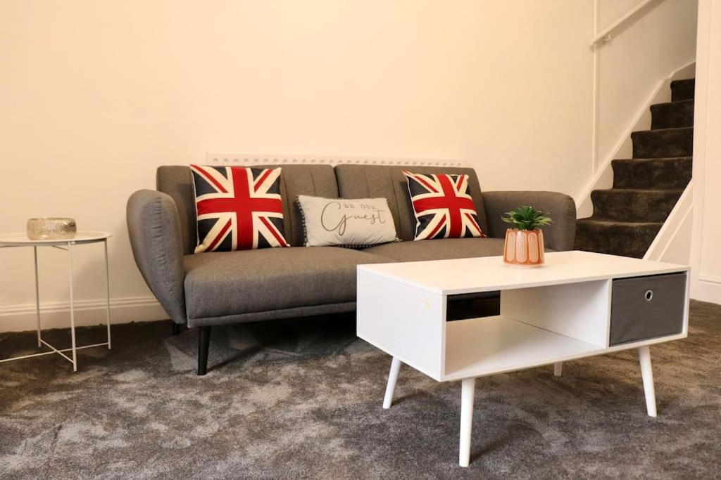 een woonkamer met een bank en een witte tafel bij Charming 3 Bedroom Property FREE WiFi & Parking in Beeston