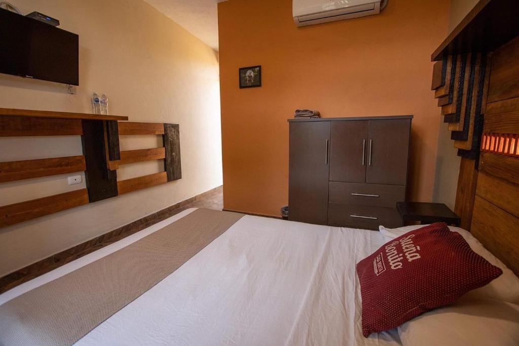 Postel nebo postele na pokoji v ubytování Casa Bonita Hotel y Hostal