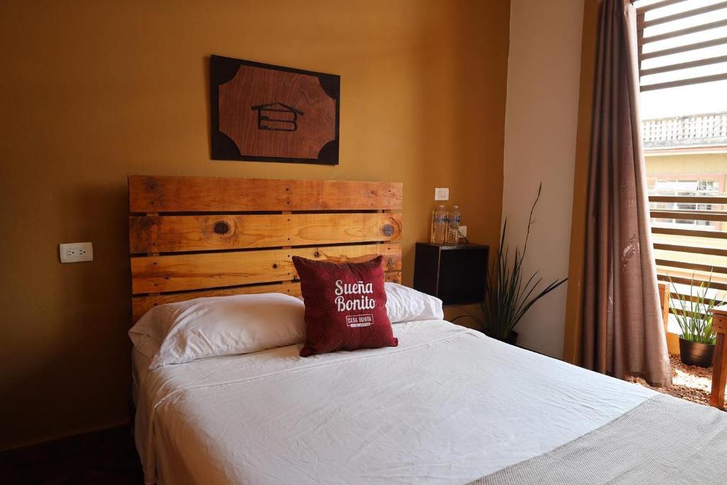 Postel nebo postele na pokoji v ubytování Casa Bonita Hotel y Hostal