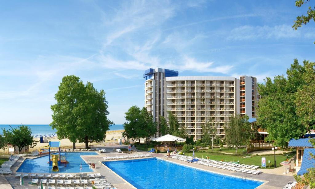 un hôtel avec une piscine et un complexe dans l'établissement Kaliakra Beach Hotel - Ultra All Inclusive, à Albena