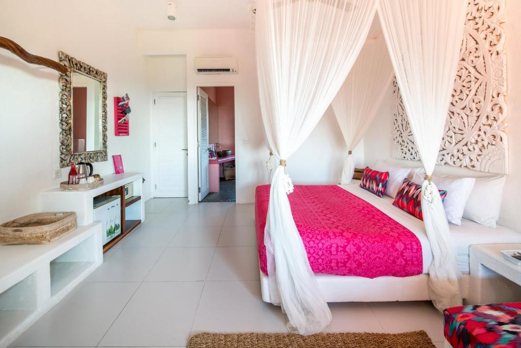 Een bed of bedden in een kamer bij PinkCoco Uluwatu - Constant Surprises & for Cool Adults Only