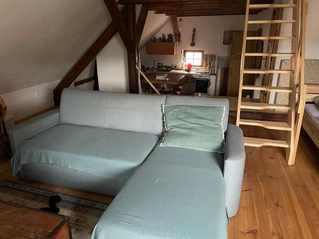 ein Wohnzimmer mit einem Sofa und einer Leiter in der Unterkunft Cesky Krumlov centrum ap 6 in Český Krumlov
