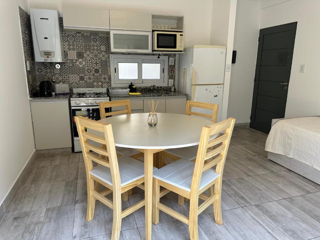 eine Küche und ein Esszimmer mit einem Tisch und Stühlen in der Unterkunft Excelente Departamento con patio in Salta