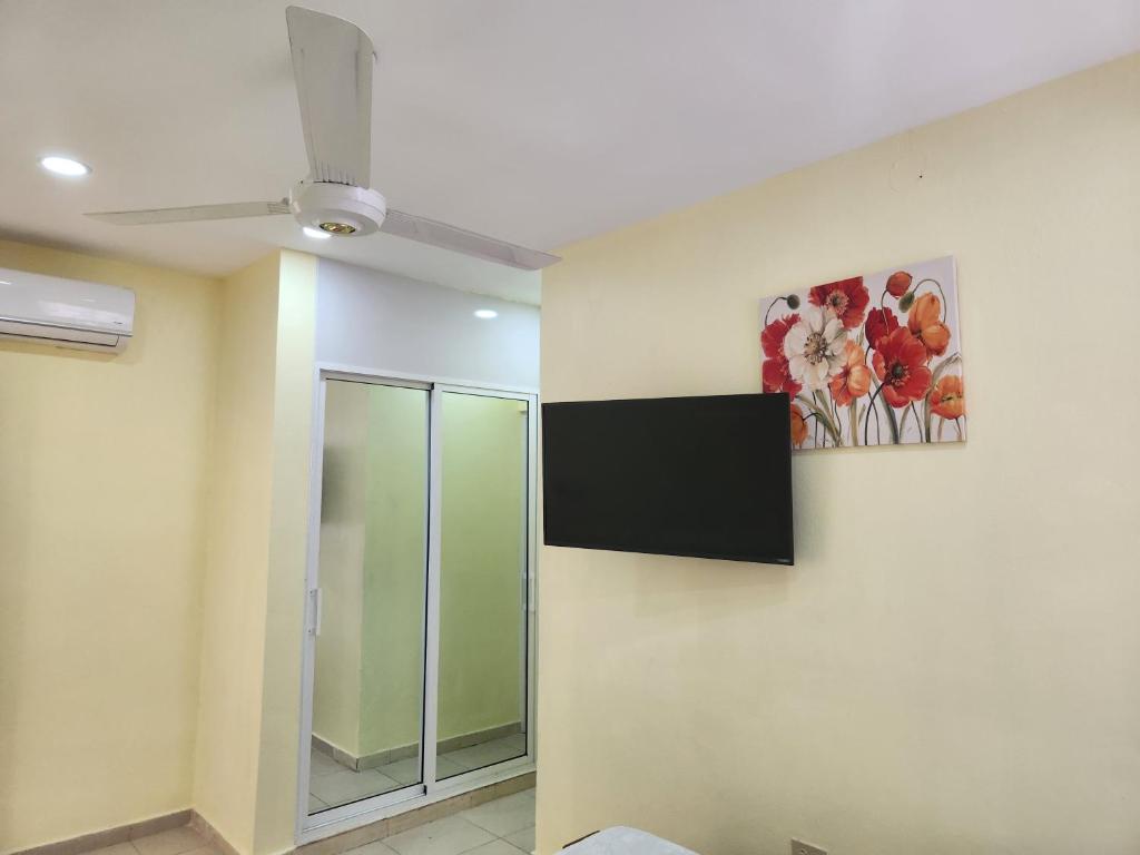 TV a/nebo společenská místnost v ubytování Apartamentos Melya cerca de la Playa Caleta