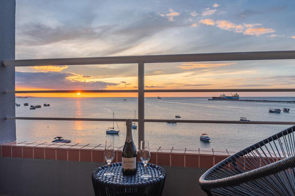 フォルタレザにあるFlat Novo Beira-Mar Fortaleza - Yacht Coast Mucuripeの海の景色を望むバルコニー(ワイン2杯付)