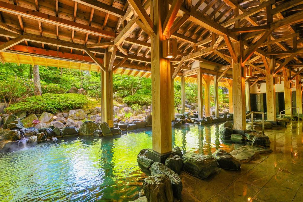 仙台的住宿－TAOYA Akiu，一座有岩石的建筑里的一个水池