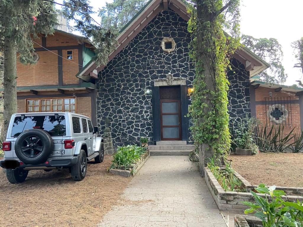 un jeep estacionado frente a una casa en La casa de los volcanes / Volcano House, 