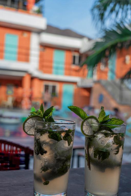 two glasses with a drink with a lime and mint at Hostel Nirvana Taganga in Taganga