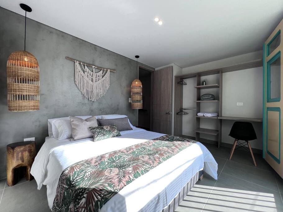 ein Schlafzimmer mit einem großen Bett in einem Zimmer in der Unterkunft Parallelo Loft Salento P3 in Salento