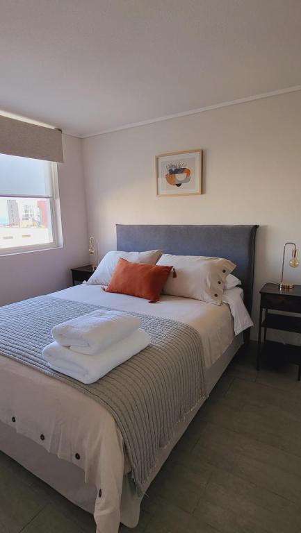 sypialnia z dużym łóżkiem z 2 poduszkami w obiekcie Departamento en Antofagasta 1D y 1B Full w mieście Antofagasta