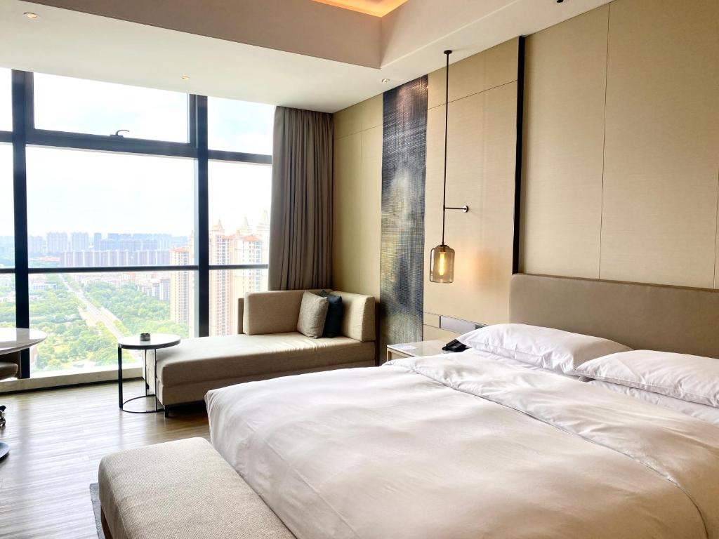 Postel nebo postele na pokoji v ubytování Zhangjiagang Marriott Hotel