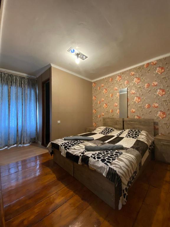 Postel nebo postele na pokoji v ubytování Guesthouse SVANURI SAKHLI