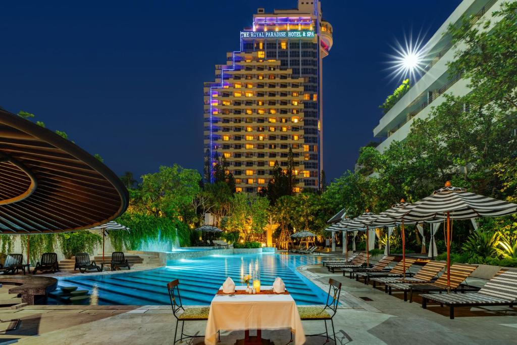Bazén v ubytování The Royal Paradise Hotel & Spa - SHA Extra Plus nebo v jeho okolí