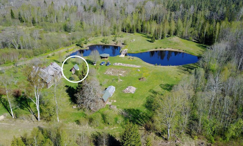的住宿－Ventnieki，享有高尔夫球场空中景致,设有两个池塘