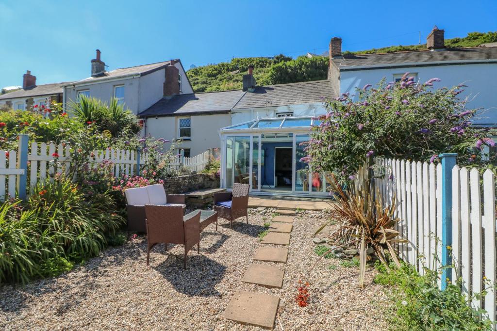 a garden in front of a house at Pebble Cottage in Redruth