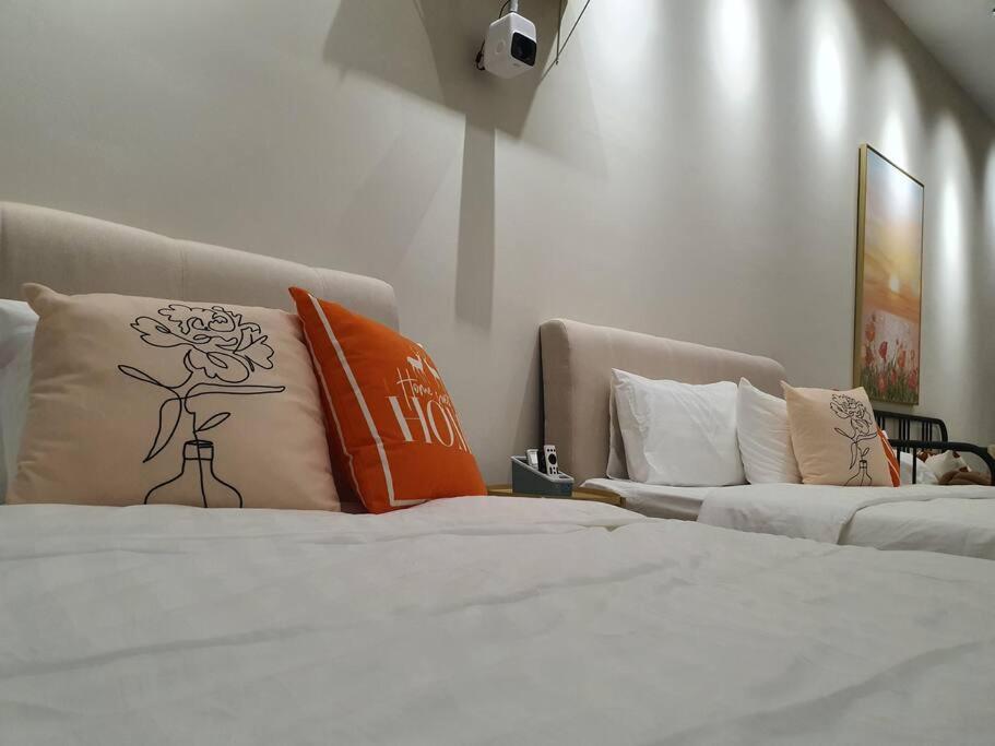 Postel nebo postele na pokoji v ubytování KLCC 6pax family studio wi-fi