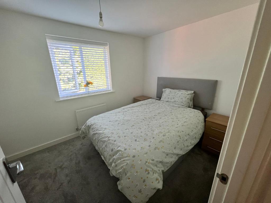 Llit o llits en una habitació de Double room in Petersborough