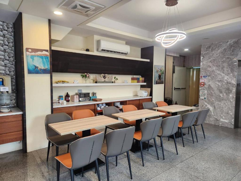 羅東鎮的住宿－家家商務旅館 Jia-Jia Business Hotel，一间带桌椅的餐厅和一间厨房