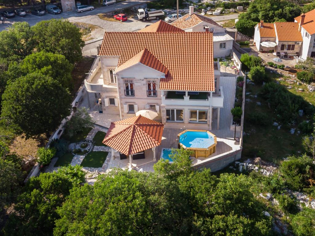 eine Luftansicht eines Hauses mit Pool in der Unterkunft Holiday Home Rajna in Pražnice