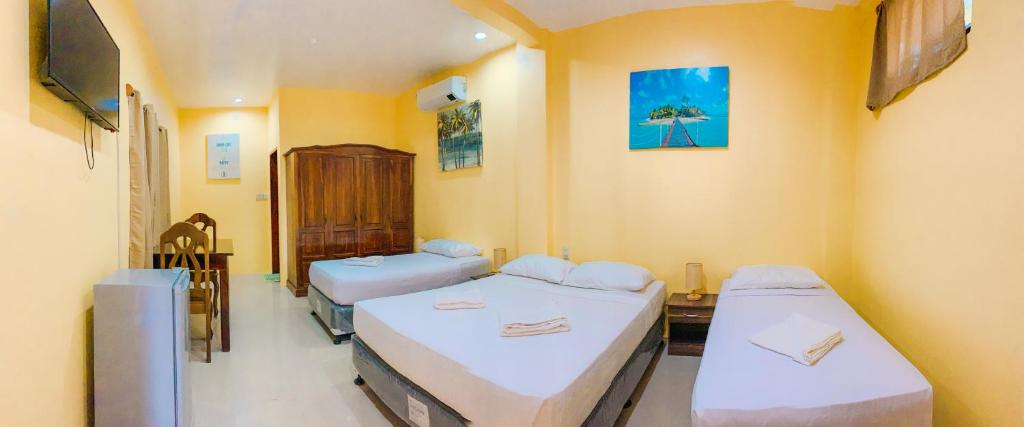 Postel nebo postele na pokoji v ubytování Mabini Hotel