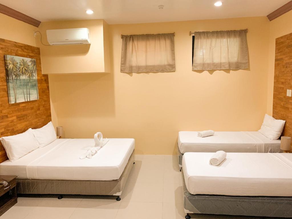 Postel nebo postele na pokoji v ubytování Mabini Hotel