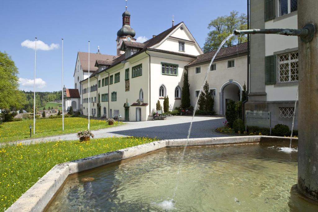 einem Brunnen vor einem Gebäude in der Unterkunft Hotel Kloster Fischingen in Fischingen