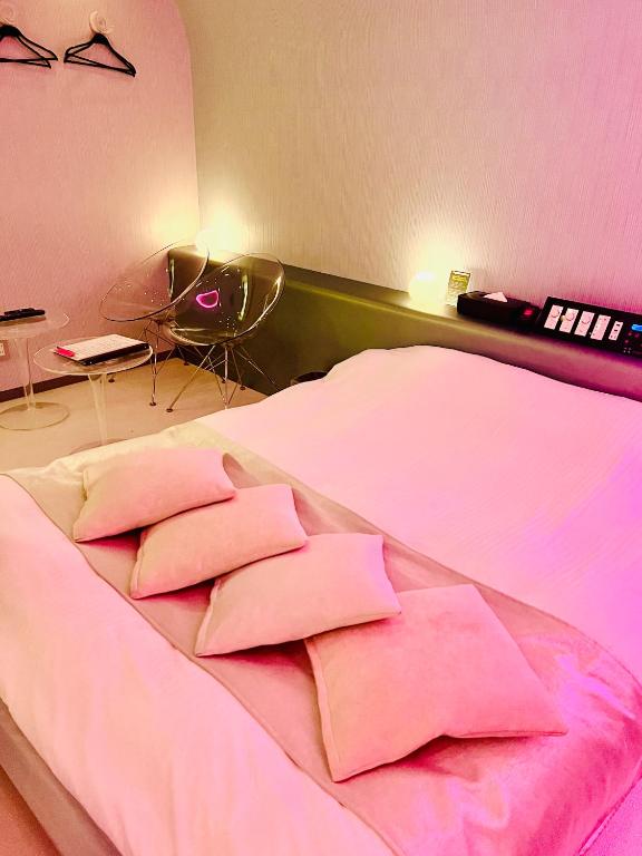 Postel nebo postele na pokoji v ubytování Asokono Hotel