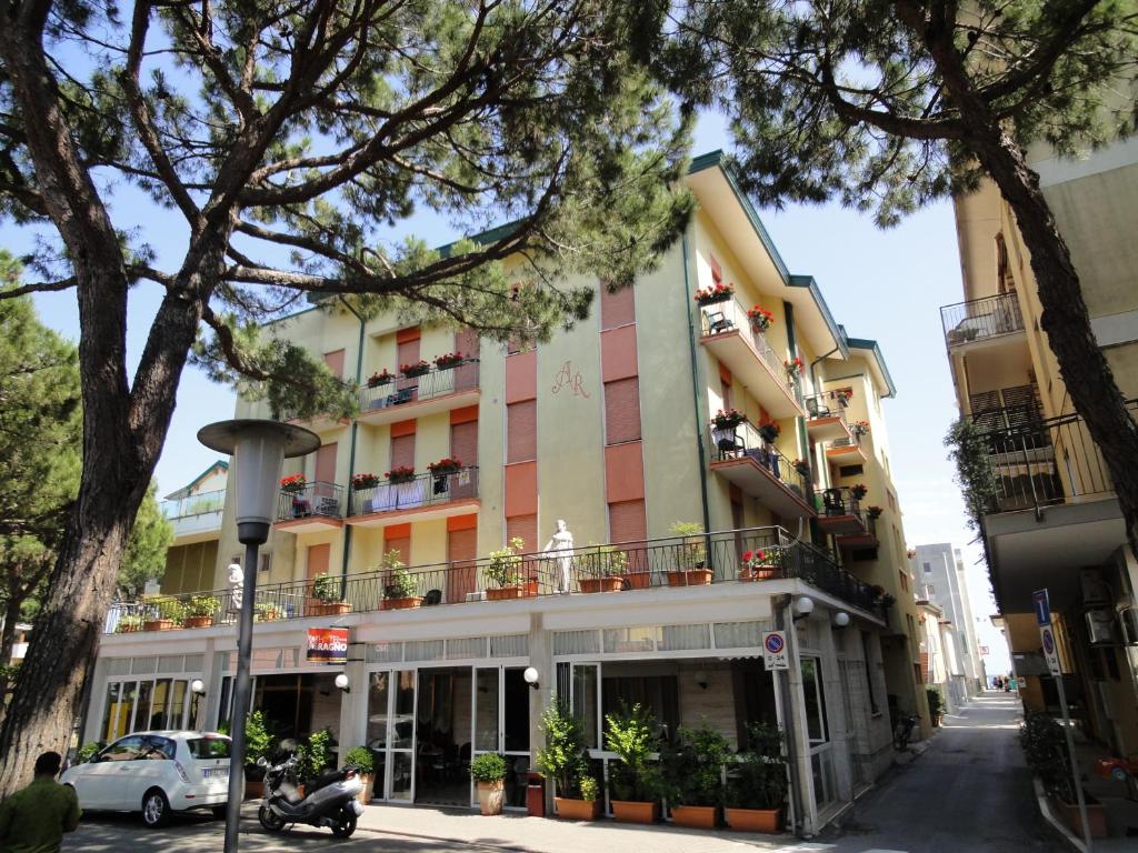 un bâtiment situé sur le côté d'une rue dans l'établissement Hotel Ragno, à Lido di Jesolo