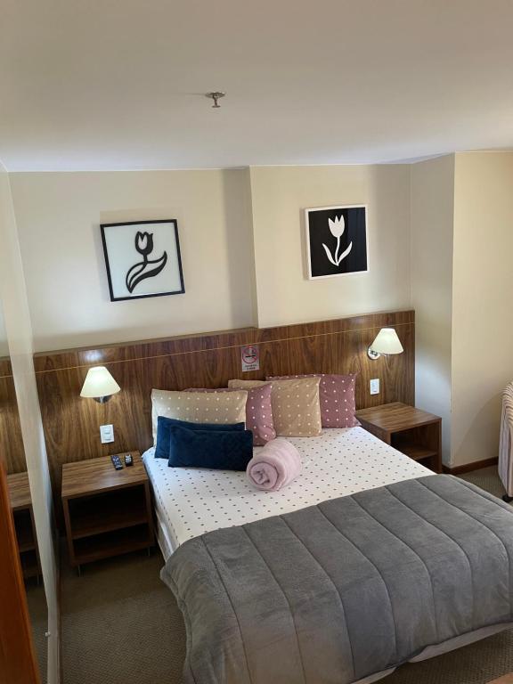 a bedroom with a large bed with two night stands at PROMOÇÃO EXECUTIVA COM BANHEIRA E FLATS SEM BANHEIRA- Melhor Hotel De Taguatinga in Taguatinga