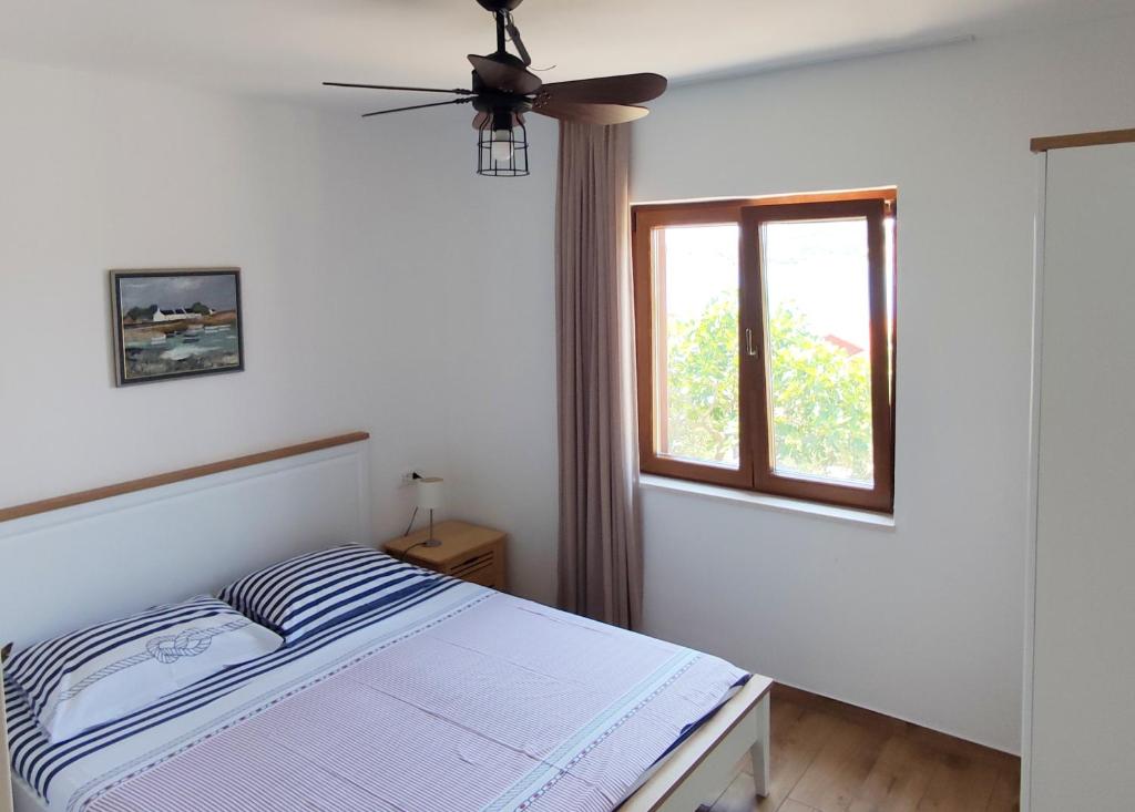 Postel nebo postele na pokoji v ubytování Aldos House