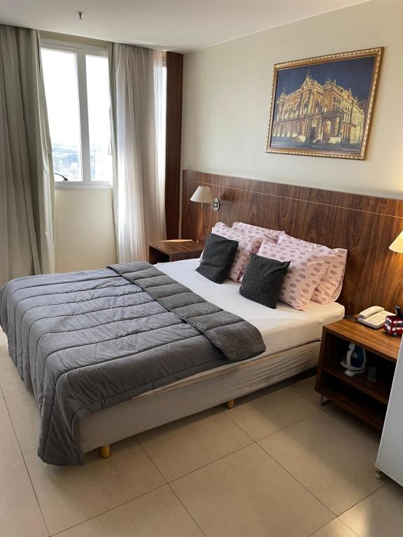 a bedroom with a large bed in a room at PROMOÇÃO EXECUTIVA COM BANHEIRA E FLATS SEM BANHEIRA- Melhor Hotel De Taguatinga in Taguatinga
