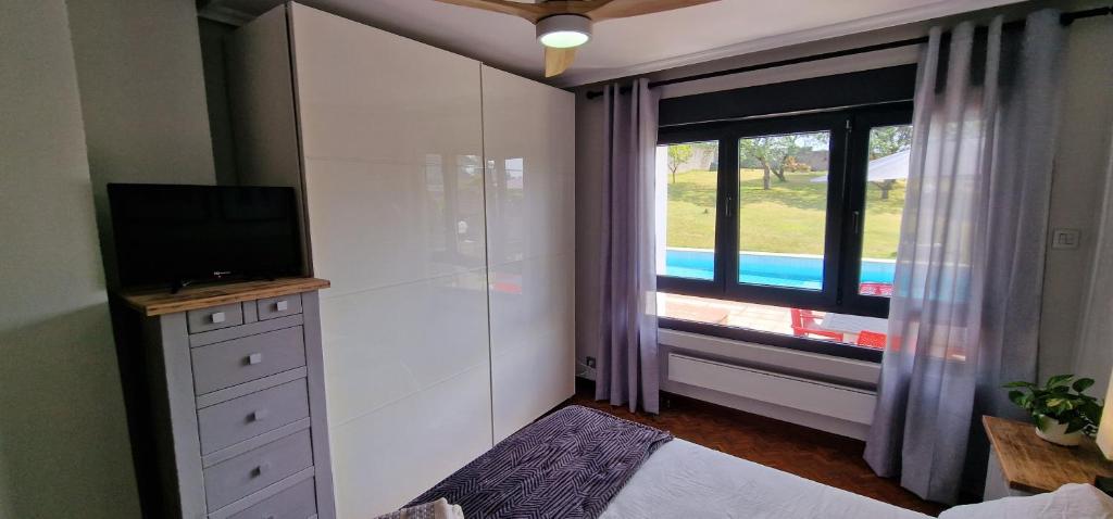 TV a/nebo společenská místnost v ubytování El Pastizal de Gijón con Finca, BBQ, FKK y Piscina Privada - VV-2608-AS