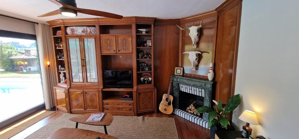 TV a/nebo společenská místnost v ubytování El Pastizal de Gijón con Finca, BBQ, FKK y Piscina Privada - VV-2608-AS