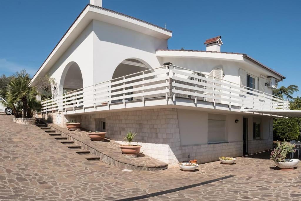 Casa blanca con balcón en la parte superior. en Villa del Petraro Valle D'Itria en Noci