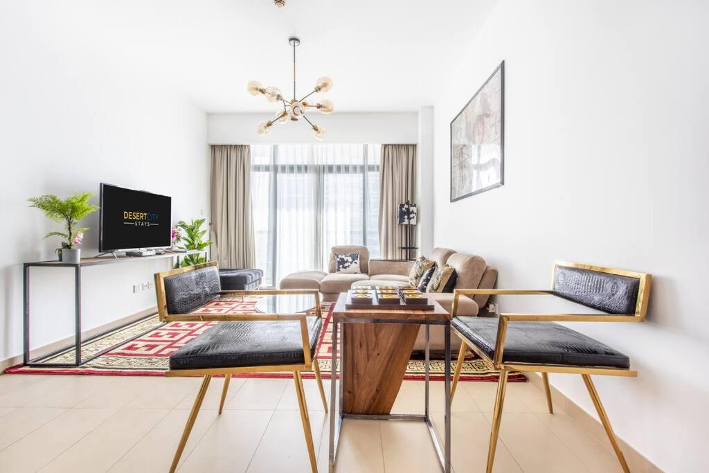 un soggiorno con tavolo e sedie di Fully Furnished 1 Bed in JLT, Hosted by Desert City Stays a Dubai