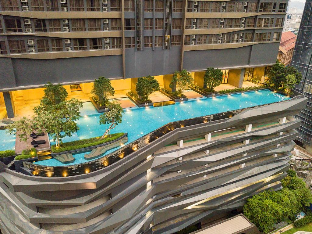 - une vue sur un grand bâtiment avec une piscine dans l'établissement 8 KIA Peng, à Kuala Lumpur